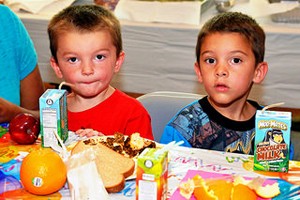 Boys eating at USDA summer meal program | flickr.com